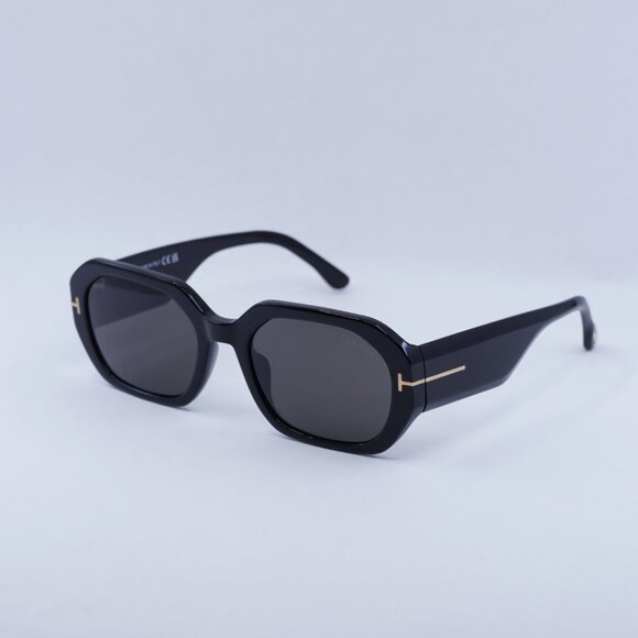 Tom Ford Veronique-02 FT0917 01A Sunglasses Black Rectangle Frame, Smoke Lenses - Picture 2 of 11